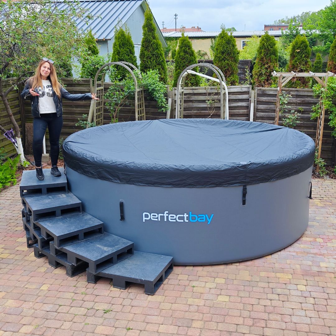 Rundpool Drop Stitch von PerfectBay im Garten mit Abdeckung und Einstiegstreppe – moderner aufblasbarer Pool in Grau für den privaten Außenbereich