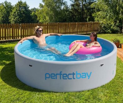 Drop-Stitch-Gartenpool PerfectBay auf dem Rasen im Garten mit zwei Personen im Wasser