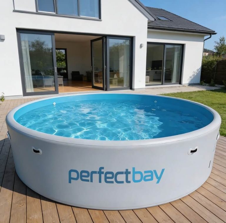 Runder Drop-Stitch-Pool PerfectBay auf einer Holzterrasse vor einem modernen Haus