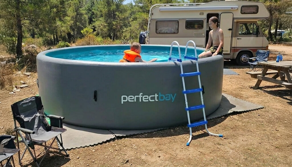 Zwei Kinder baden im Pool auf einem Campingplatz Drop Stitch Pool Camping