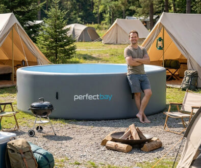 Drop Stitch Pool Camping - ein Mann steht am Pool auf einem Campingplatz