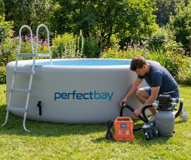 Ein Mann beugt sich im Garten und montiert Filteranlage Gartenpool