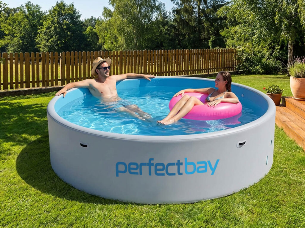 Ein Mann in einem Hut und eine Frau auf einem Schwimmring sitzen im Pool im Garten