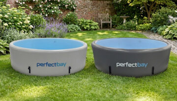 zwei Pools, einer grau anderer anthrazit - stehen im Garten auf einem grünen Rasen