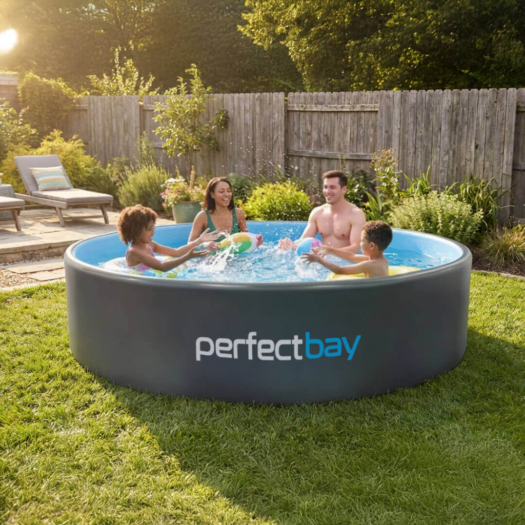 Zwei Erwachsene und zwei Kinder spielen im Wasser in einem Gartenpoll Perfectbay
