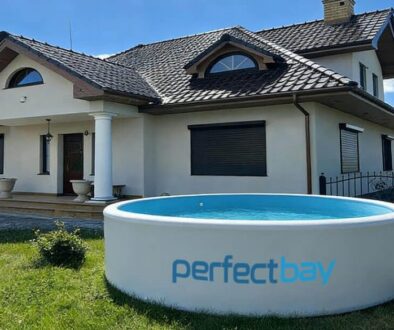 Untergrund für Drop Stitch Pool vorbereiten - Gartenpool vor einem Haus