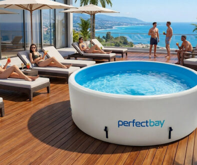 Ein Pool voll mit Wasser steht auf einem Holzboden im Spa, Pool gewerblich nutzen