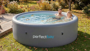 Aufblasbarer Pool im Herbst steht auf einem Rasen, ein Mann und eine Frau im Wasser