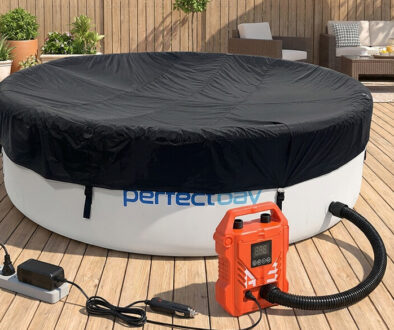 Poolpumpe Leistung berechnen am abgedeckten Pool der auf den Pflastersteinen steht