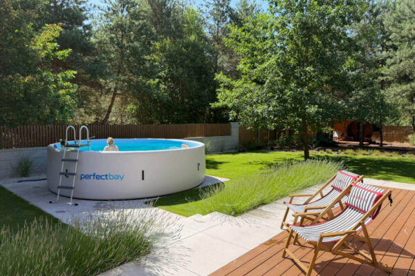 drop-stitch-pool-im-garten Moderner Drop-Stitch Pool in einem grünen Garten
