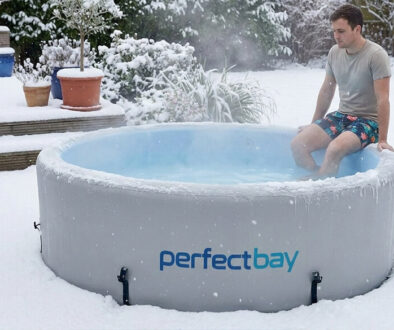 Ein Mann sitz am Rande eines Pools - Eisbad im Garten