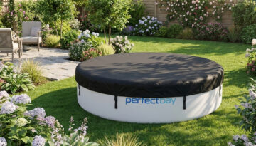 Ein Gartenpool beschutzt mit einer schwarzen Poolabdeckung