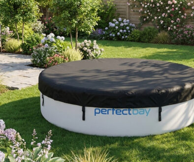Ein Gartenpool beschutzt mit einer schwarzen Poolabdeckung