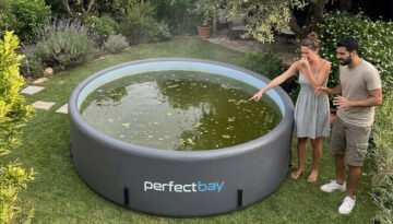 Ein Mann und eine Frau stehen am Pool, der mit grünem Wasser gefüllt ist