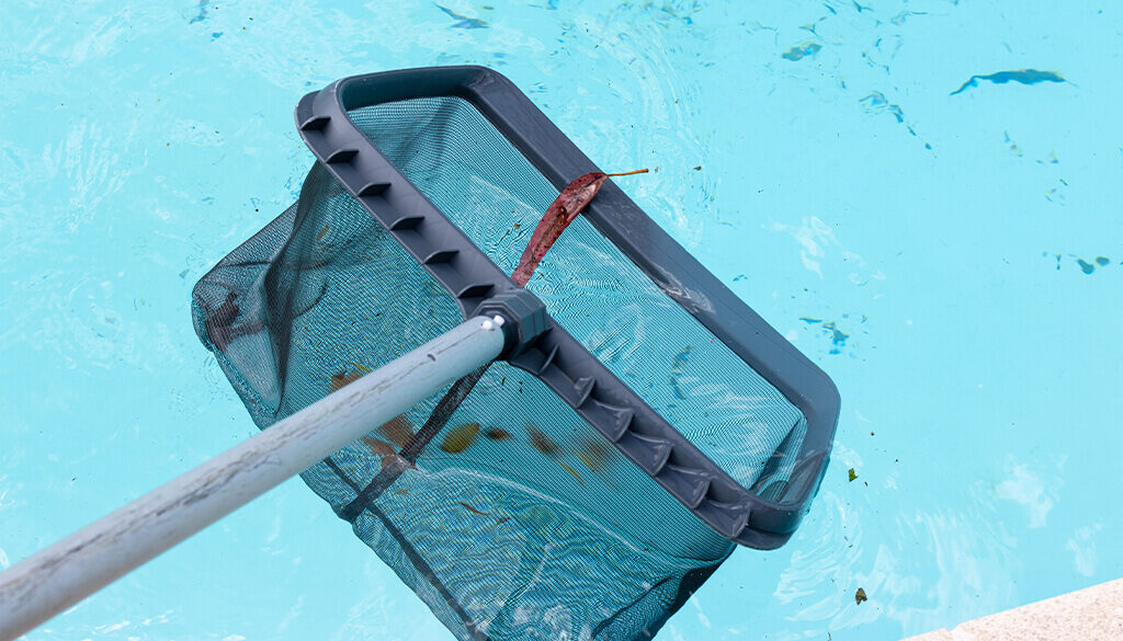 Graues Oberflächen Netz sammelt Laub in einem Pool, Reinigung des Wassers mit einem Laubkescher