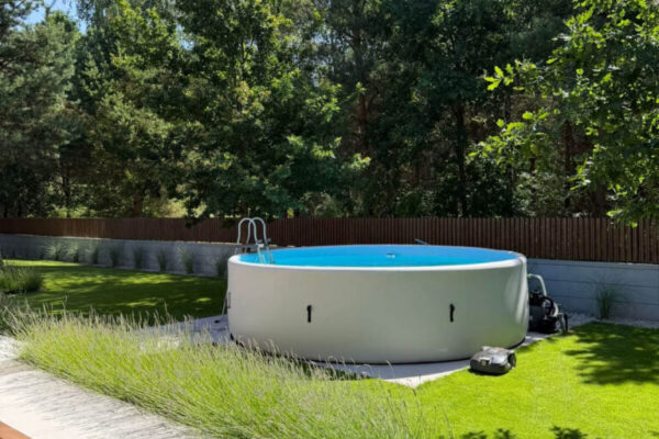 perfectbay-pool-beim-kunden Runder Perfectbay Pool im Garten eines Kunden