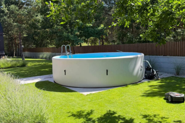 perfectbay-pool-drop-stitch Perfectbay Drop-Stitch Pool in einer grünen Gartenlandschaft