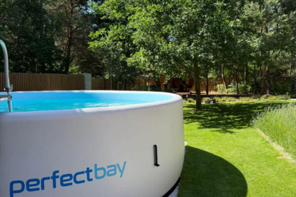 perfectbay-pool-grau Grauer Perfectbay Pool im Garten