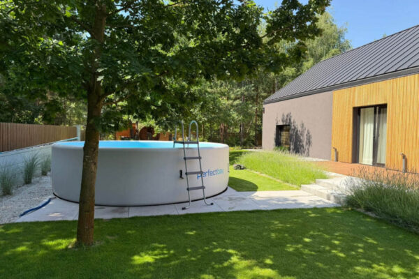 perfectbay-pool-im-garten Moderner Perfectbay Pool integriert in ein Gartendesign