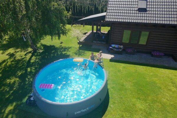 PerfectBay Pool beim Kunden PerfectBay Pool im Garten eines Kunden – aufblasbarer Pool mit stabiler Drop-Stitch-Konstruktion