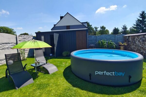 PerfectBay Gartenpool in der Praxis Aufblasbarer PerfectBay Pool im Kundengarten – modernes Design und hohe Stabilität