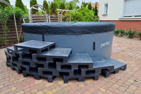 PerfectBay Pool im Kundengarten Stabiler aufblasbarer Pool von PerfectBay im Garten eines Kunden