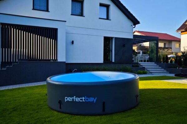 PerfectBay Pool für den Garten Großer aufblasbarer Pool von PerfectBay im privaten Garten eines Kunden
