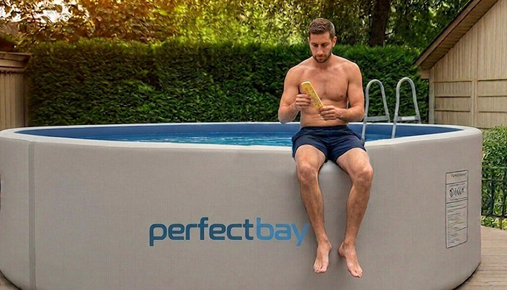Ein Mann sitzt am Rande eines Pools und hält in der Hand ein Poolthermometer