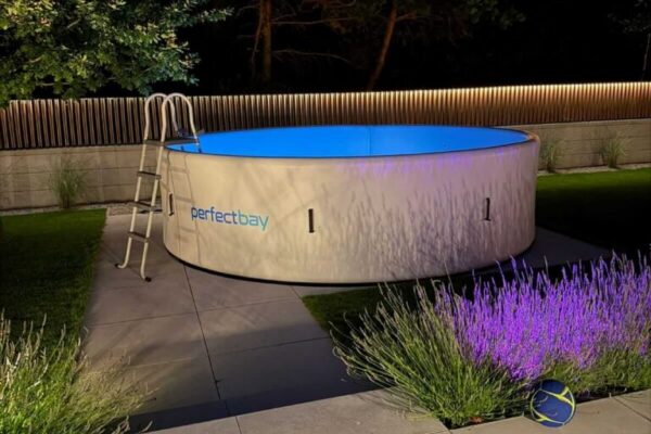 Aufblasbarer stabiler PerfectBay Pool mit Drop-Stitch-Technik Aufblasbarer stabiler Pool von PerfectBay mit Drop-Stitch-Wand im Garten