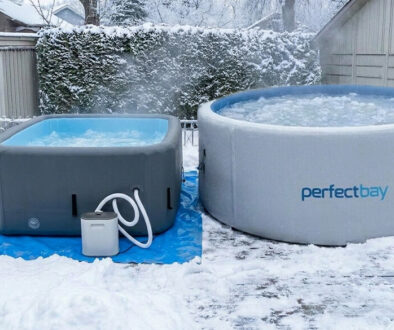 Cold-Plunge-Wanne vs Pool im Garten umgeben von Schnee - Vergleich