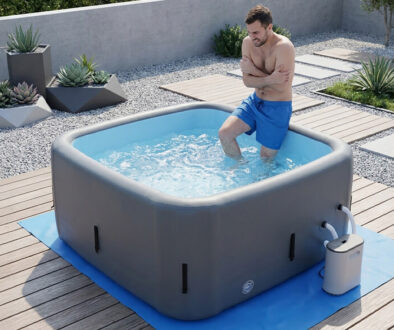 Ein Mann im Pool versucht in das kalte Wasser zu steigen und mit dem Kaltbaden anfangen