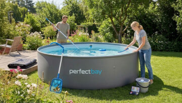 Zwei Personen reinigen einen Pool im Garten