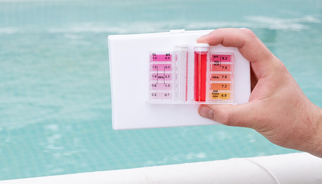 Ein Gerät zum ph-Wert messen und Pool im Hintergrund