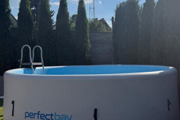 Stabiler PerfectBay Pool bei unseren Kunden Stabiler aufblasbarer PerfectBay Pool mit Drop-Stitch-Wand im Garten eines Kunden