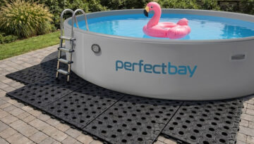 Untergrund für den Drop Stitch Pool im Garten aufgestellt